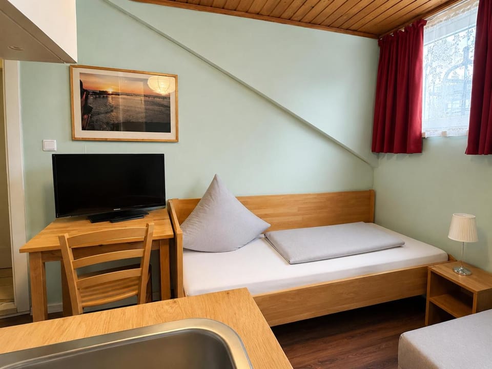 Bed, TV and multimedia, Photo of the whole room, Seating area