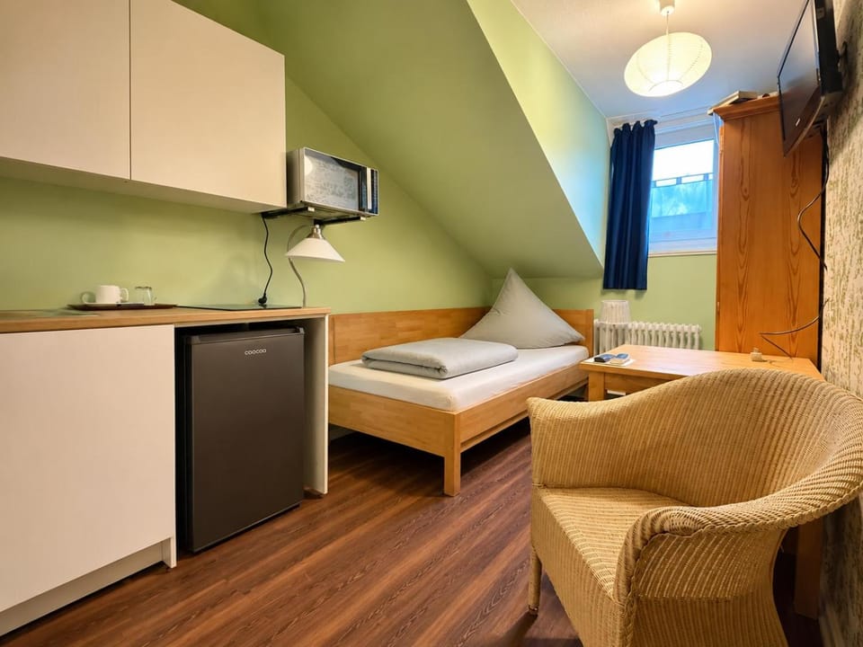 Bed, TV and multimedia, Kitchen or kitchenette, Photo of the whole room, Seating area, Bedroom, oven