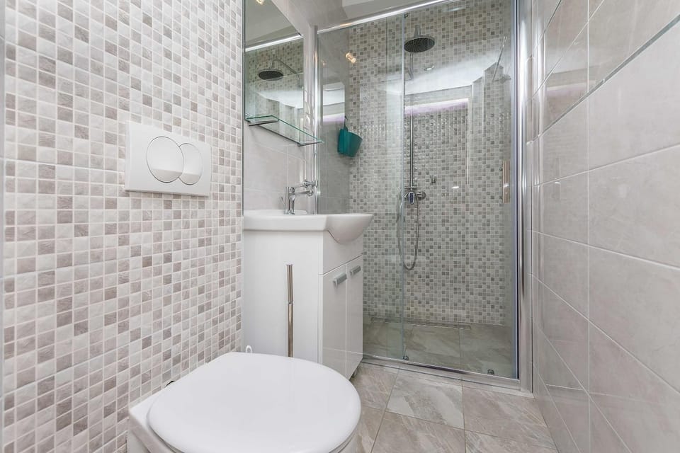 Bathroom, towels