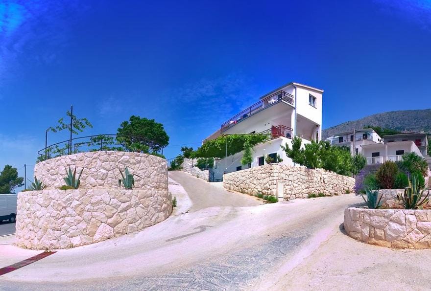 Property building, Garden, Balcony/Terrace