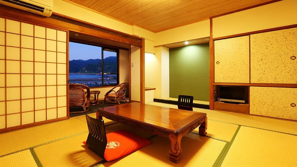 Photo of the whole room, Sea view