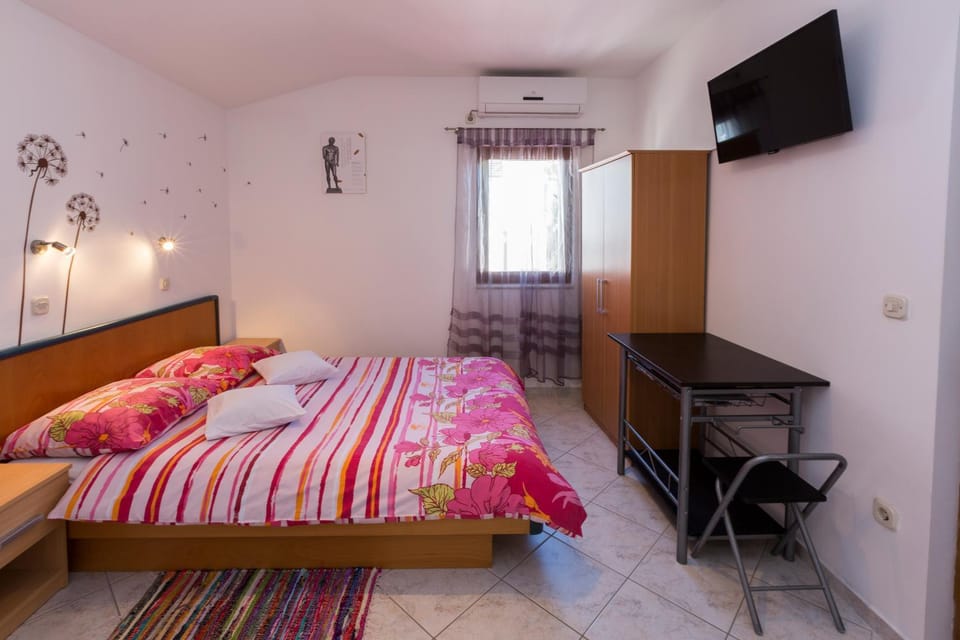 Day, Summer, Bedroom, Garden view, Quiet street view