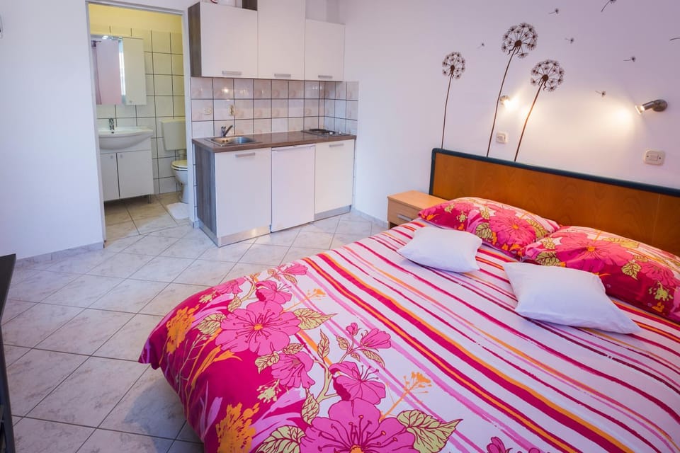 Day, Night, Summer, Kitchen or kitchenette, Bedroom, Garden view, Street view