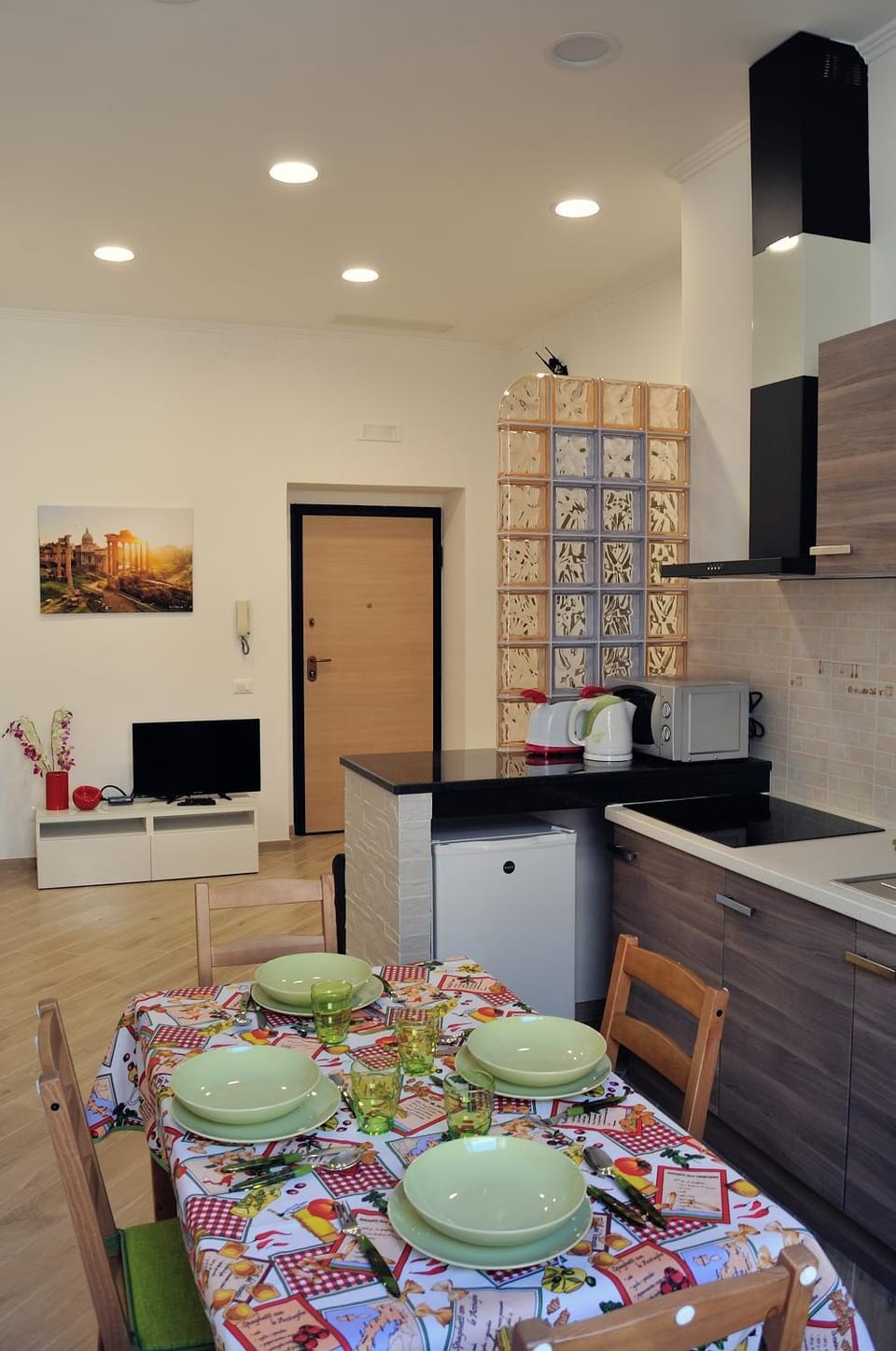 Coffee/tea facilities, Kitchen or kitchenette, Living room, Dining area