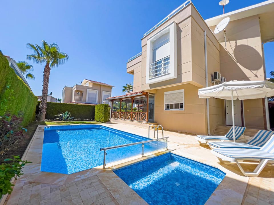 Property building, Patio, Day, Pool view, Swimming pool, sunbed
