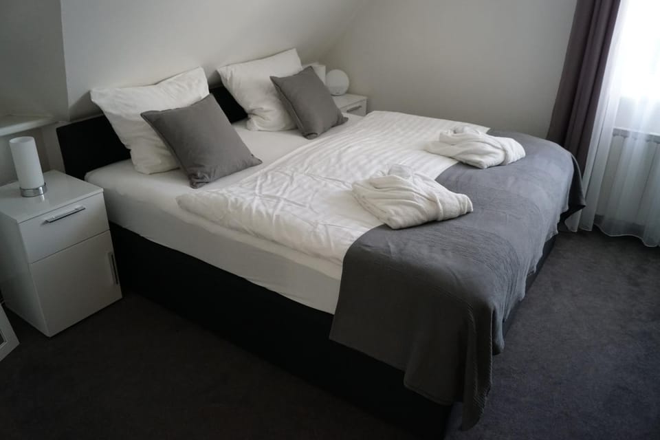 Bed, Photo of the whole room, Decorative detail, Decorative detail, Bedroom