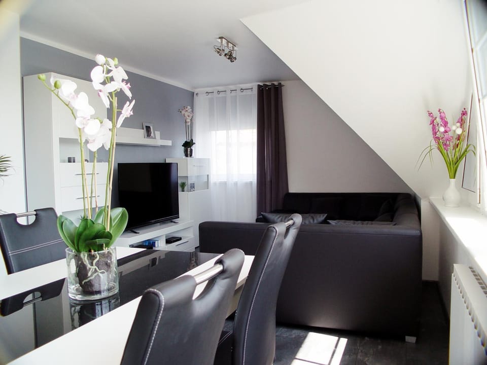 Living room, Other, Photo of the whole room, Decorative detail, Decorative detail, Dining area