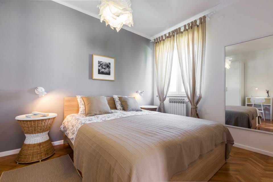 Bed, Day, Photo of the whole room, Decorative detail, Seating area, Bedroom, Sunrise