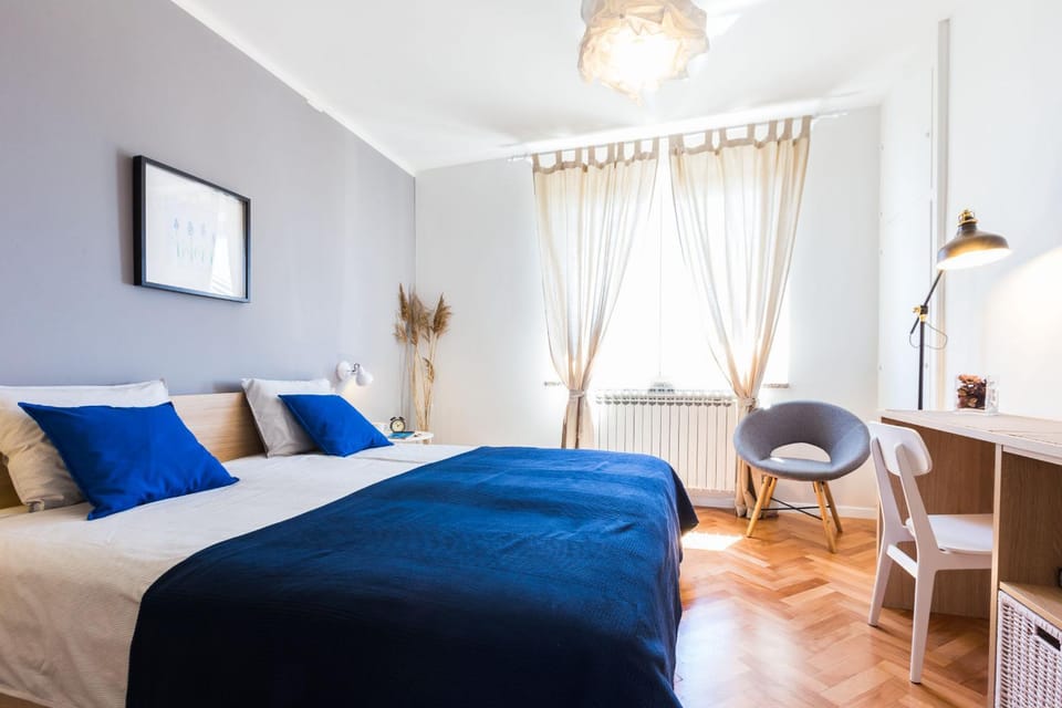 Bed, TV and multimedia, Decorative detail, Seating area, Bedroom