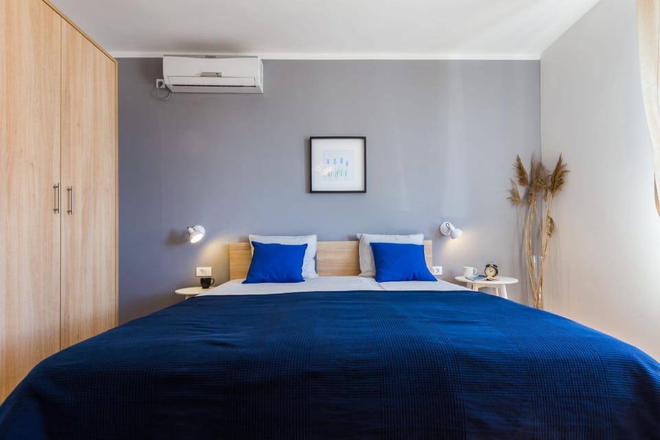 TV and multimedia, Decorative detail, Seating area, Bedroom, On site