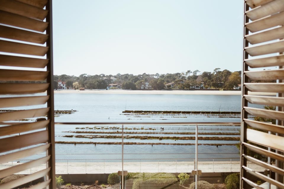 Natural landscape, View (from property/room), Balcony/Terrace, Bedroom, Lake view