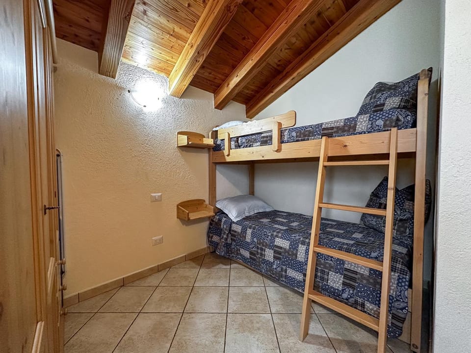Bedroom, bunk bed