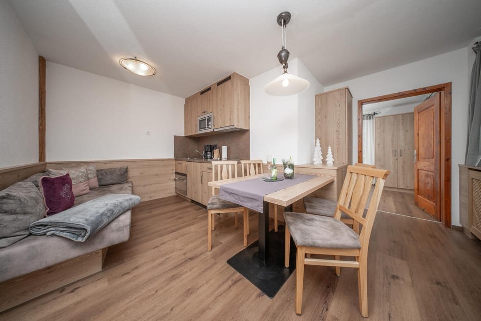 Kitchen or kitchenette, Seating area, Dining area
