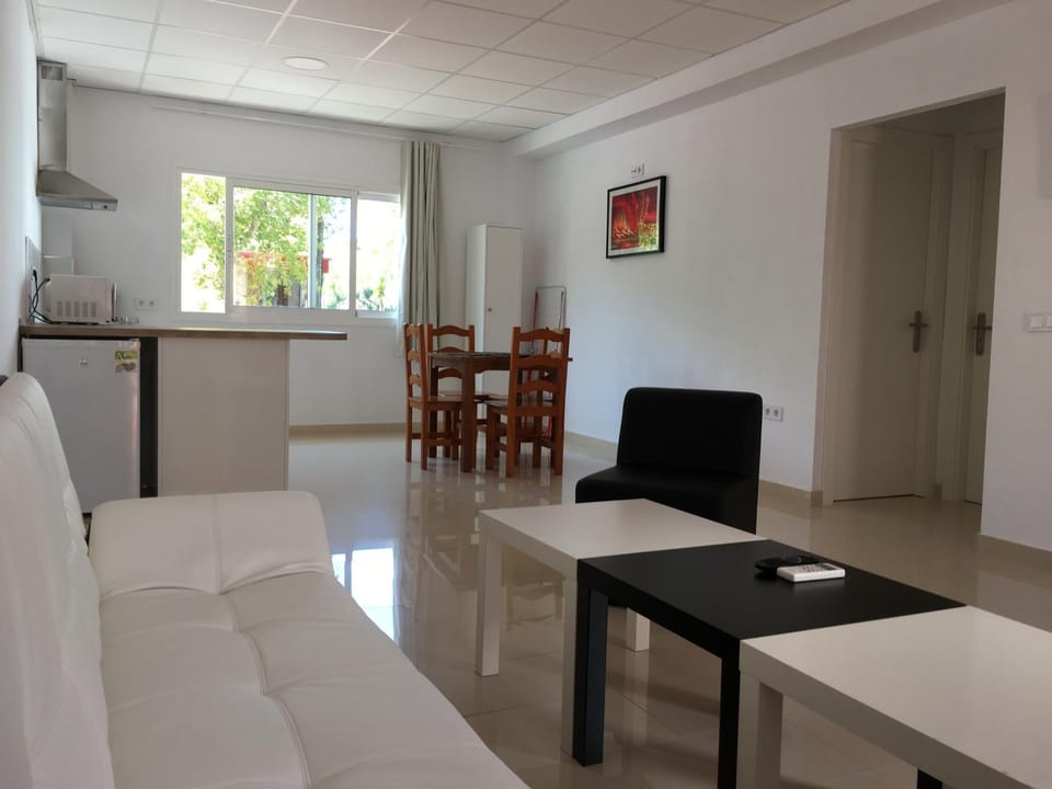 Living room, Lounge or bar, Seating area, Dining area