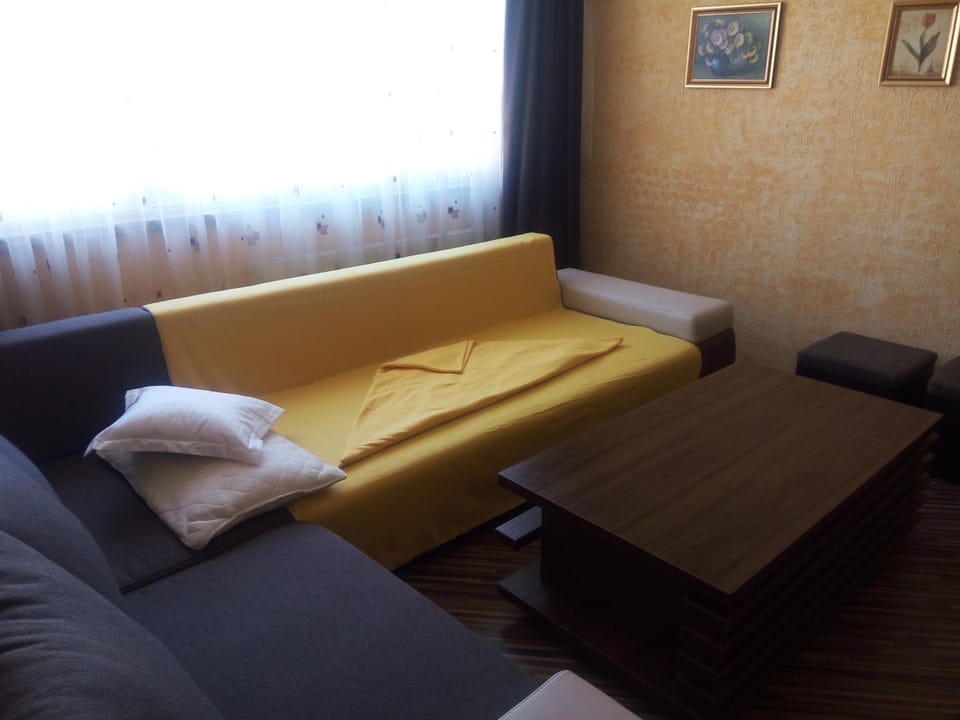 Bed, Living room, cot