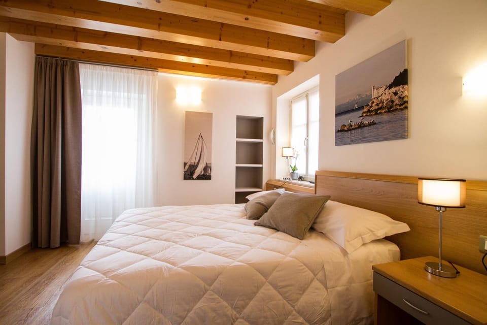 Shower, Toilet, Nearby landmark, Restaurant/places to eat, Bathroom, TV and multimedia, Coffee/tea facilities, Balcony/Terrace, Photo of the whole room, Bedroom, Pets, Pets, Supermarket/grocery shop, Shopping Area, cot