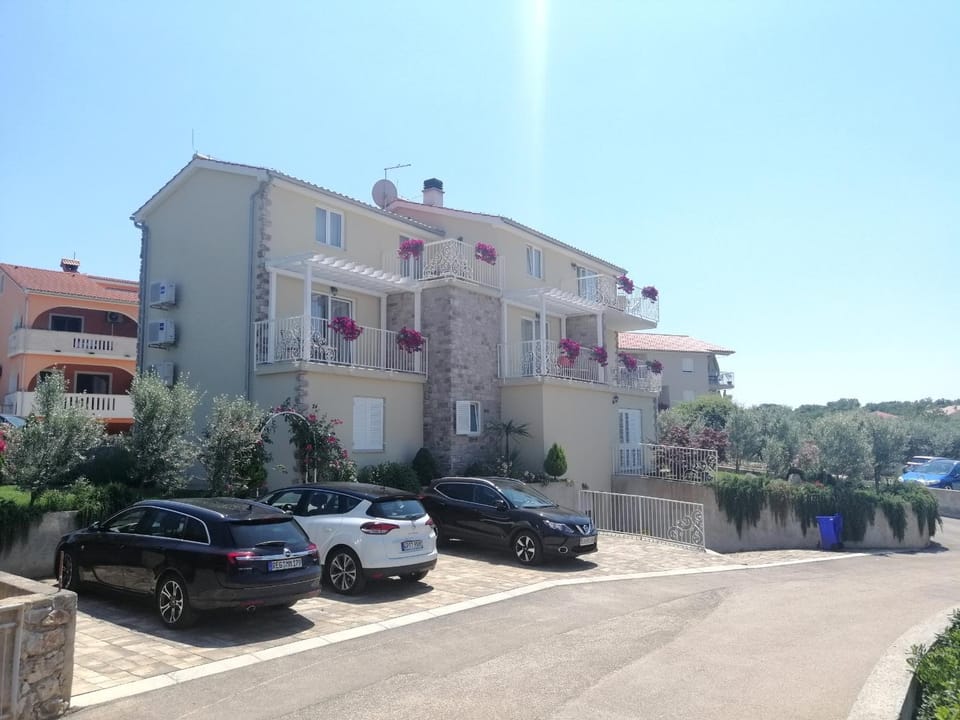Facade/entrance, Day, Summer, Garden, Balcony/Terrace, On site