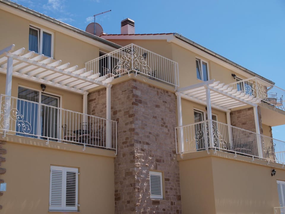 Property building, Facade/entrance, Balcony/Terrace