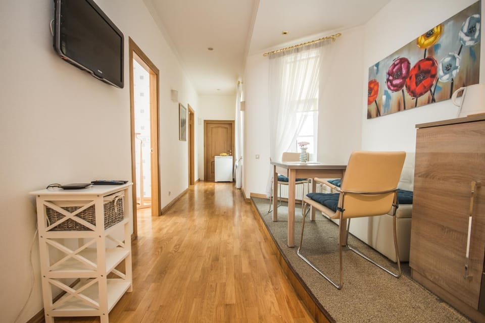 TV and multimedia, Coffee/tea facilities, Seating area, Dining area