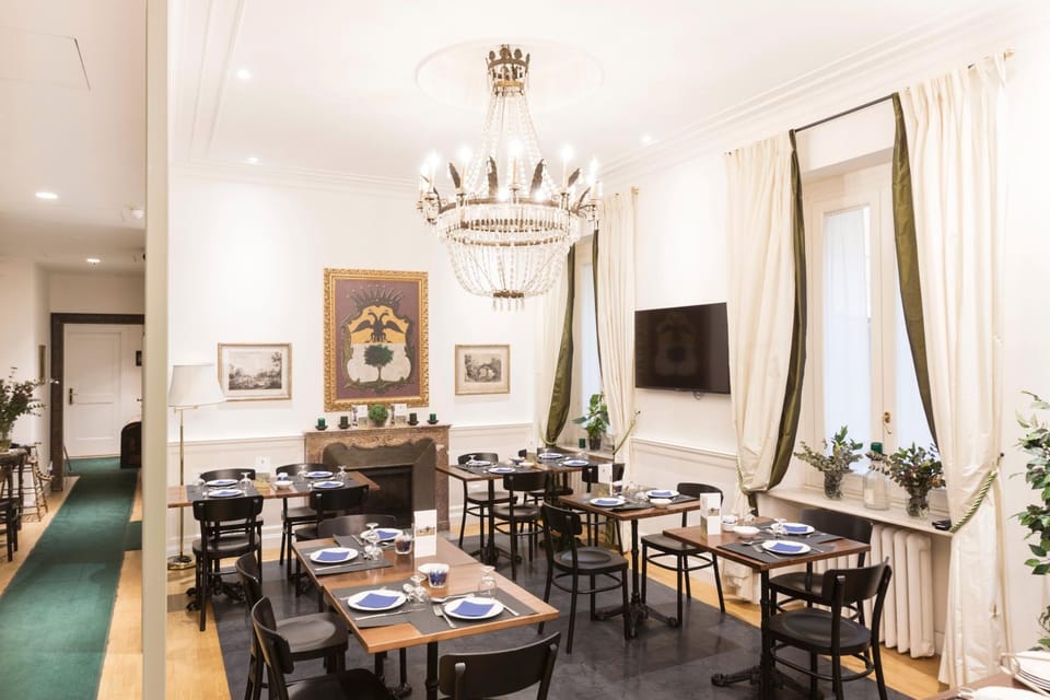 Restaurant/places to eat, Lounge or bar