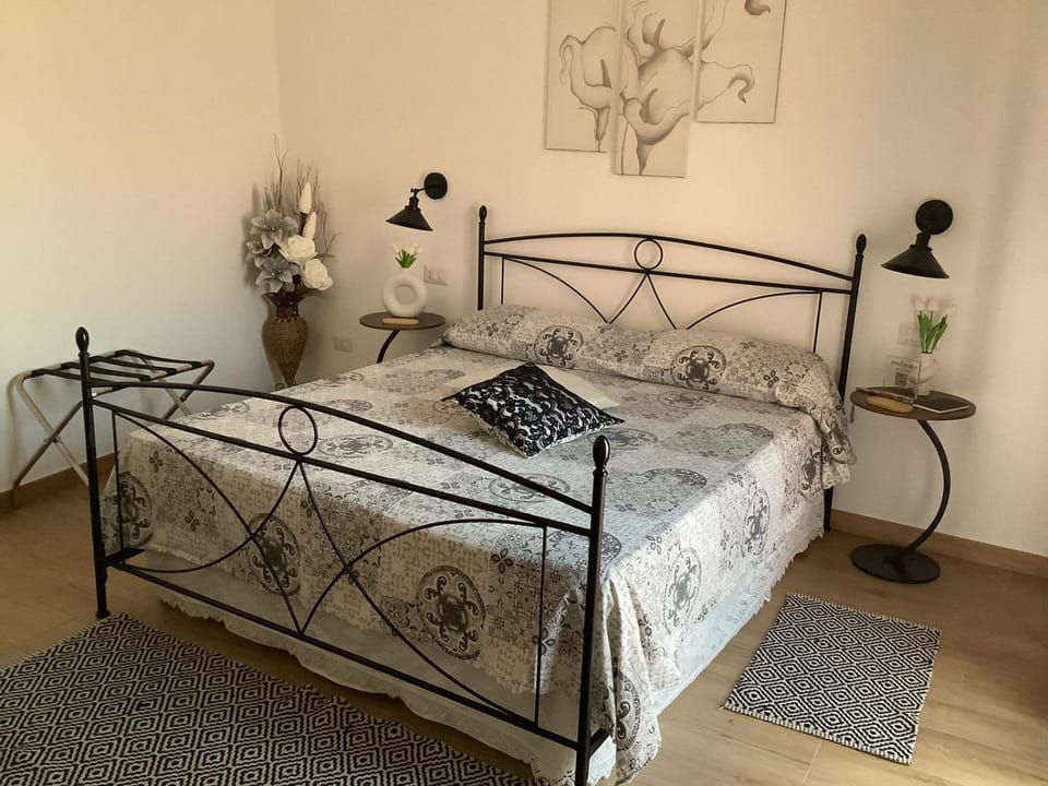 Restaurant/places to eat, Bed, Balcony/Terrace, Photo of the whole room, Bedroom