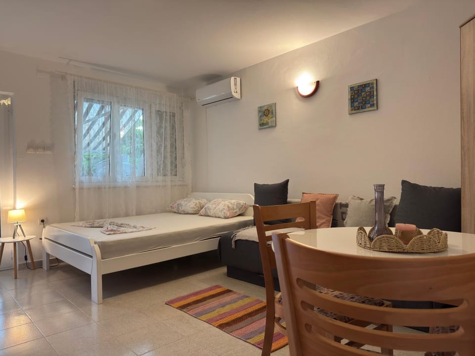 Bed, Photo of the whole room, Seating area, air conditioner