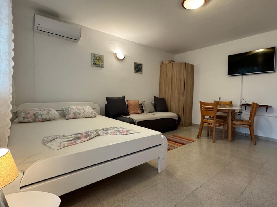 Communal lounge/ TV room, Bed, Living room, Seating area, Bedroom, air conditioner