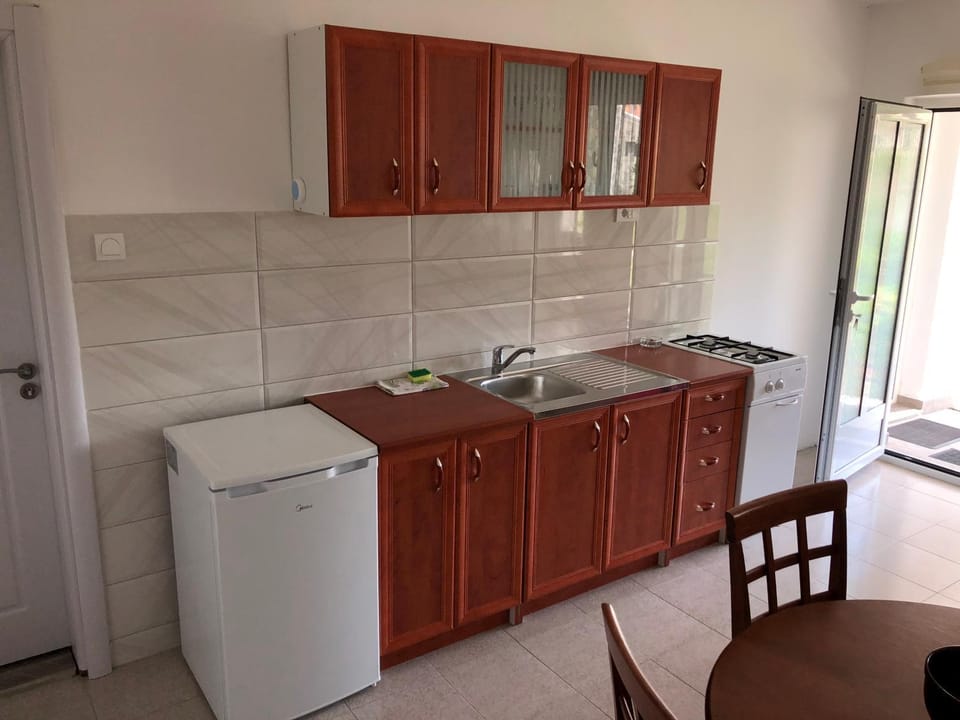 Kitchen or kitchenette, Communal kitchen