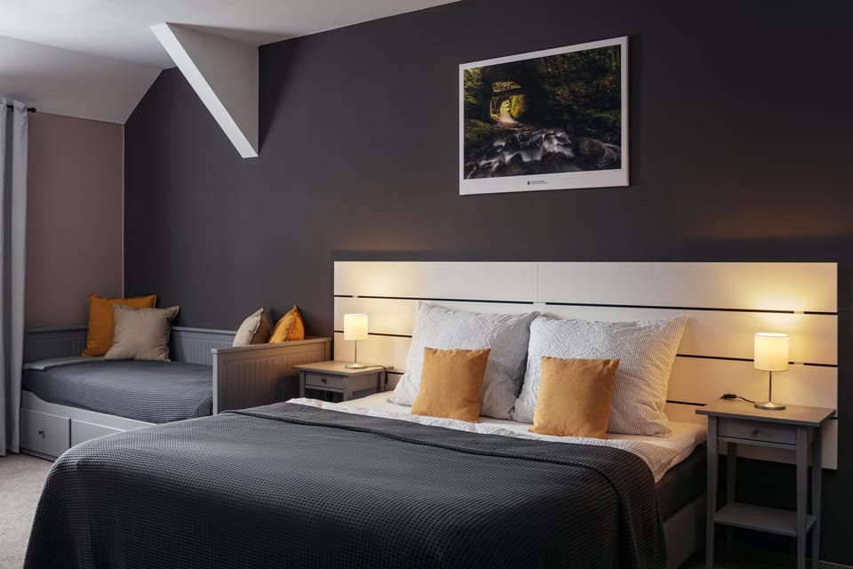 Bed, Photo of the whole room, Seating area