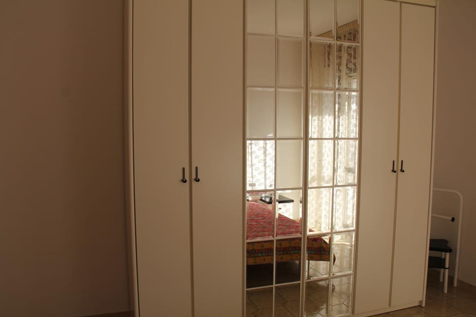 Bed, Photo of the whole room, Street view