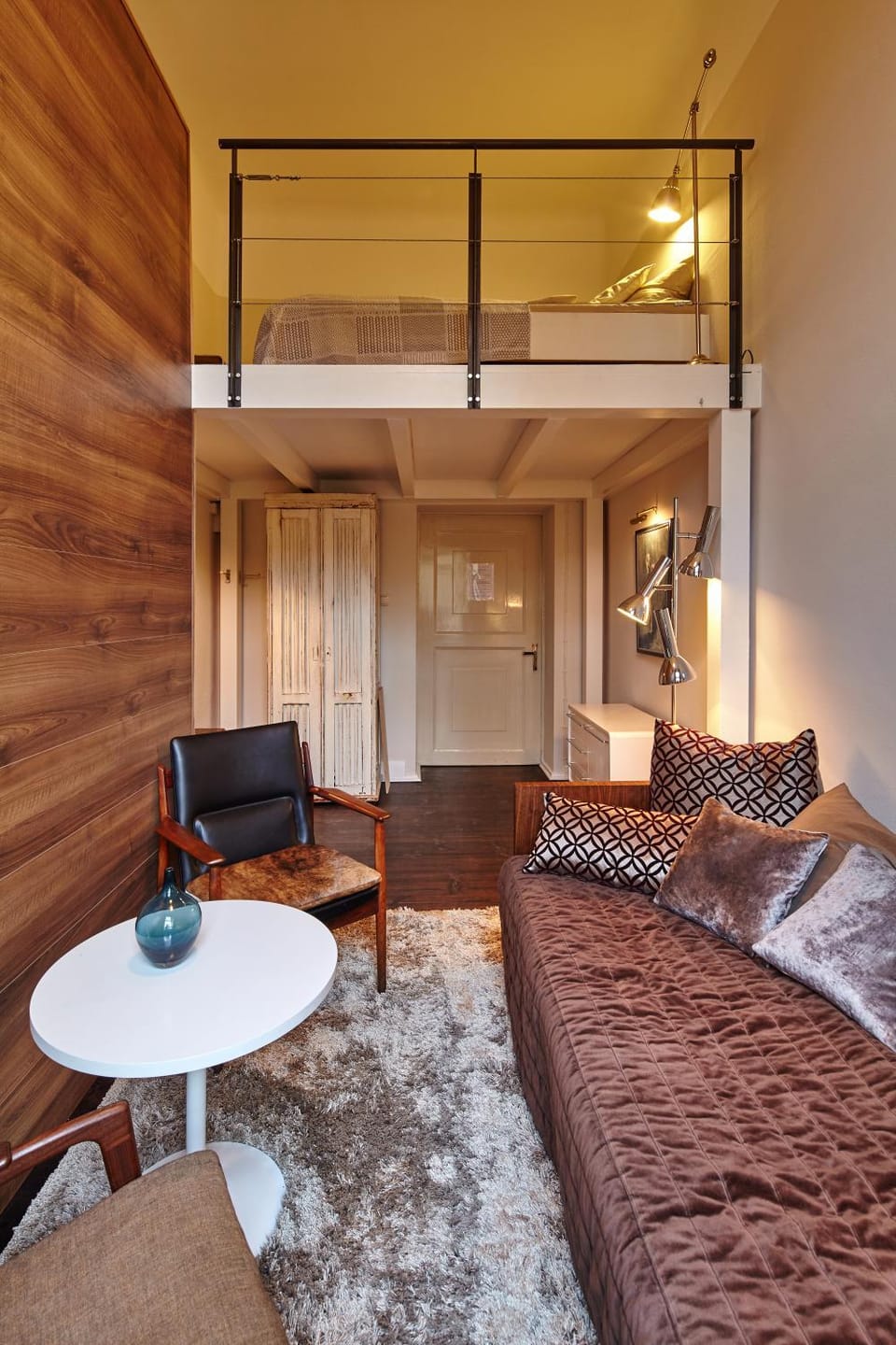 Photo of the whole room, Decorative detail