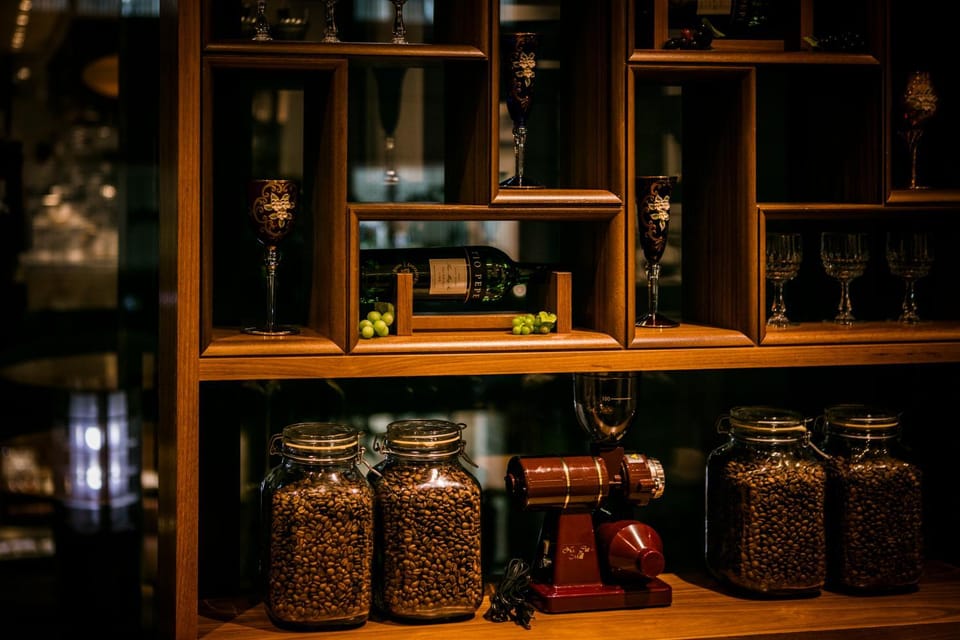 Restaurant/places to eat, Lounge or bar