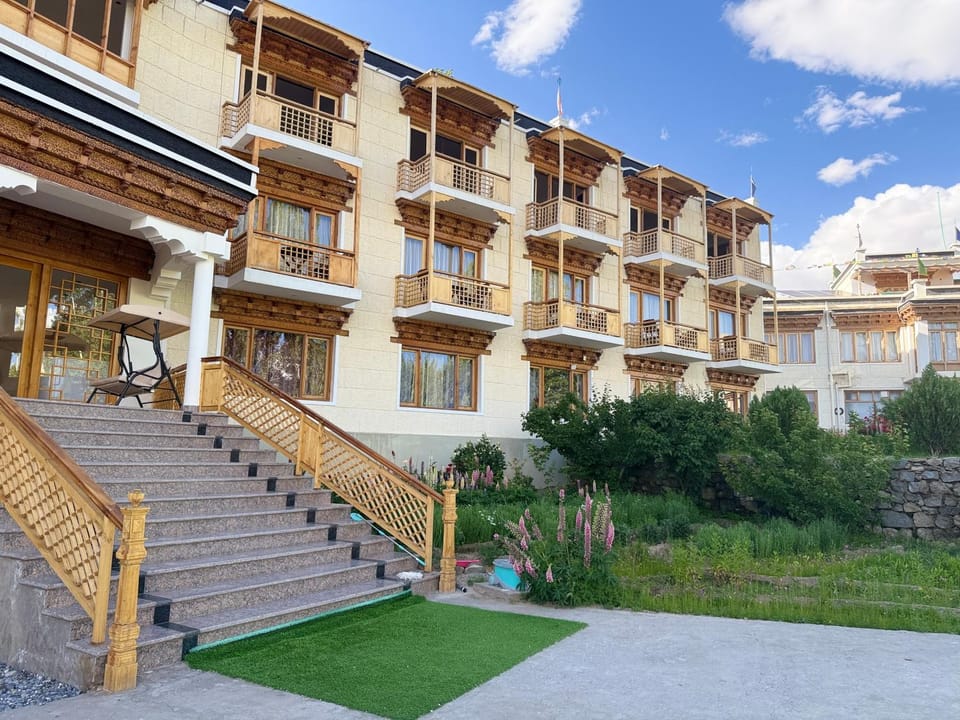 Property building, Natural landscape, Garden, Balcony/Terrace, Garden view