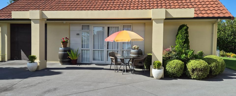 A Touch of Tuscany at Hillsborough Apartment in New Plymouth