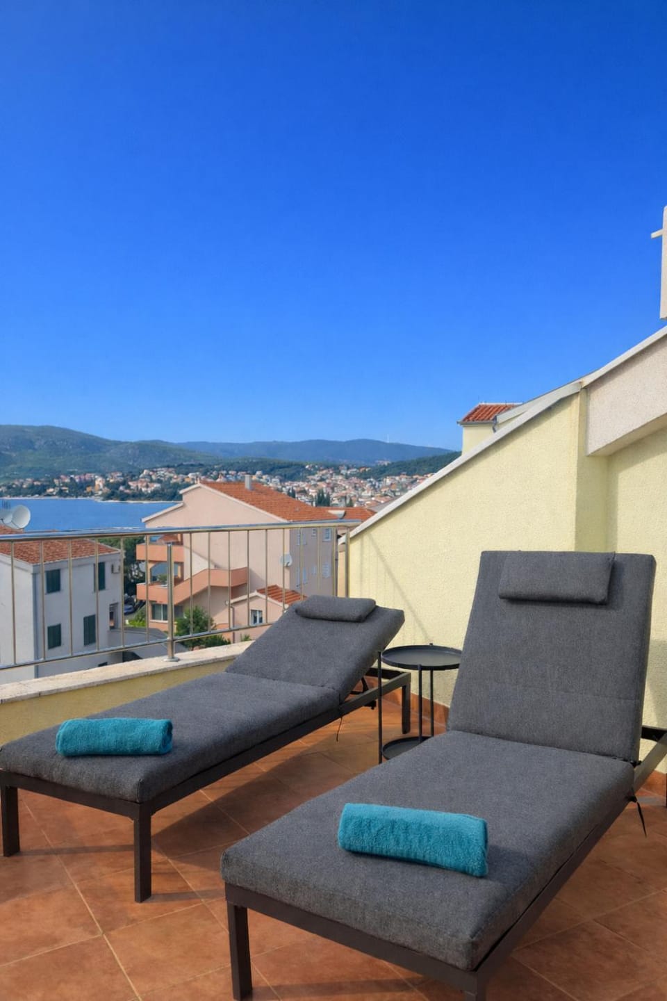 Penthouse Paulina - Large Sunny Terrace - Seaview - 250m to Beach and Restaurants - Free Parking - Trogir and Ciovo - 15 minutes to airport Apartment in Okrug Gornji