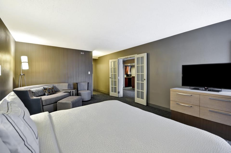 Bed, TV and multimedia, Seating area, Bedroom