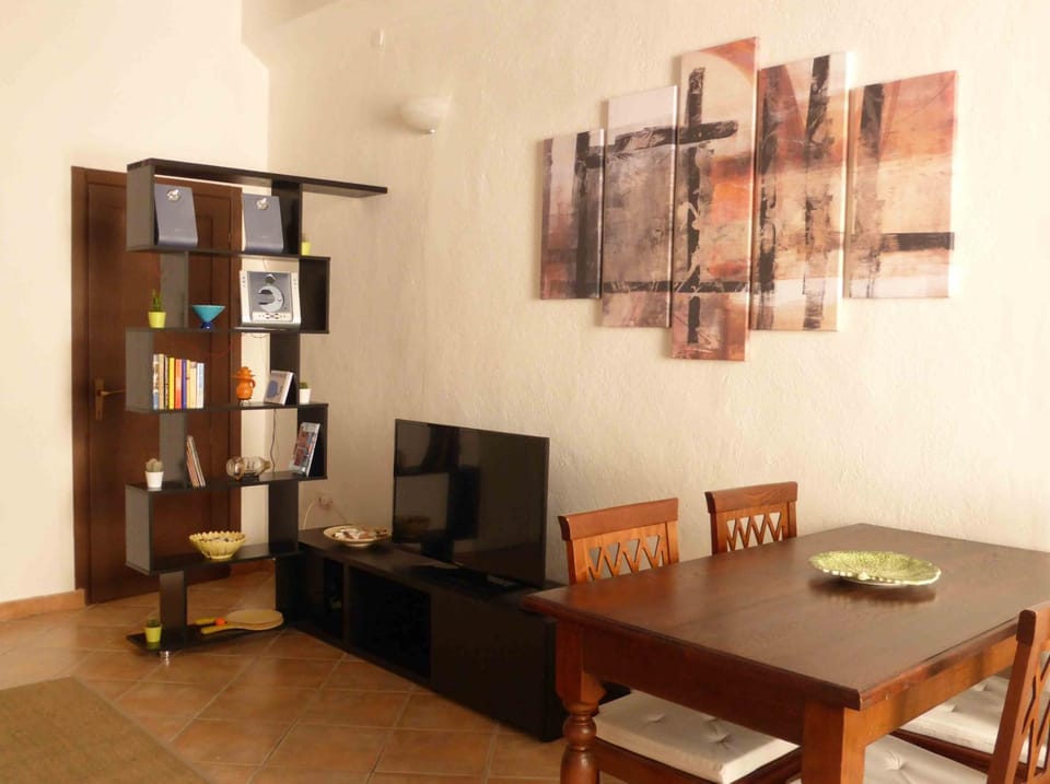 Living room, Decorative detail, Dining area