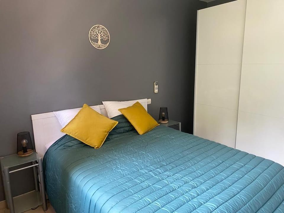 Photo of the whole room, Bedroom