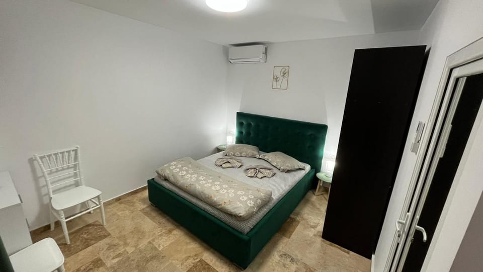 Bed, Photo of the whole room, Bedroom, towels, air conditioner