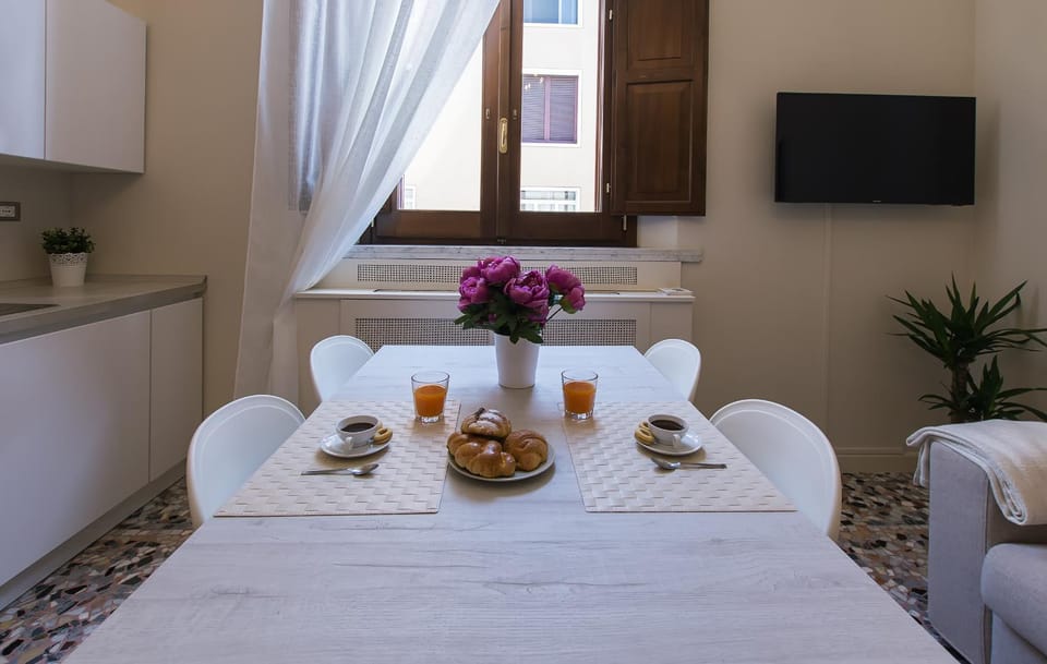 Kitchen or kitchenette, Living room, Seating area, Breakfast, Continental breakfast, Italian breakfast