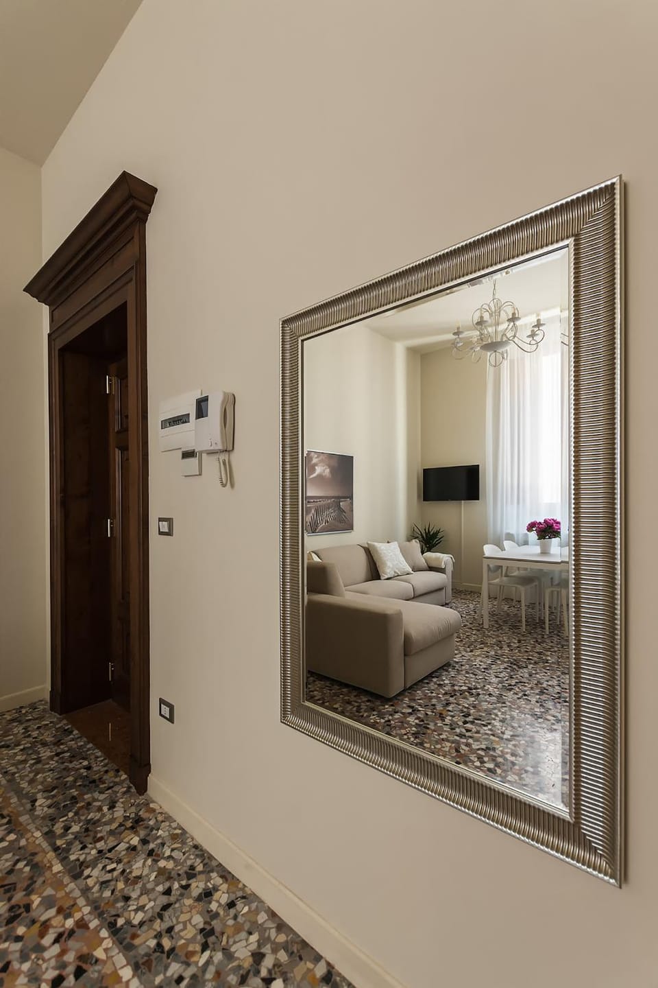 Photo of the whole room, Decorative detail