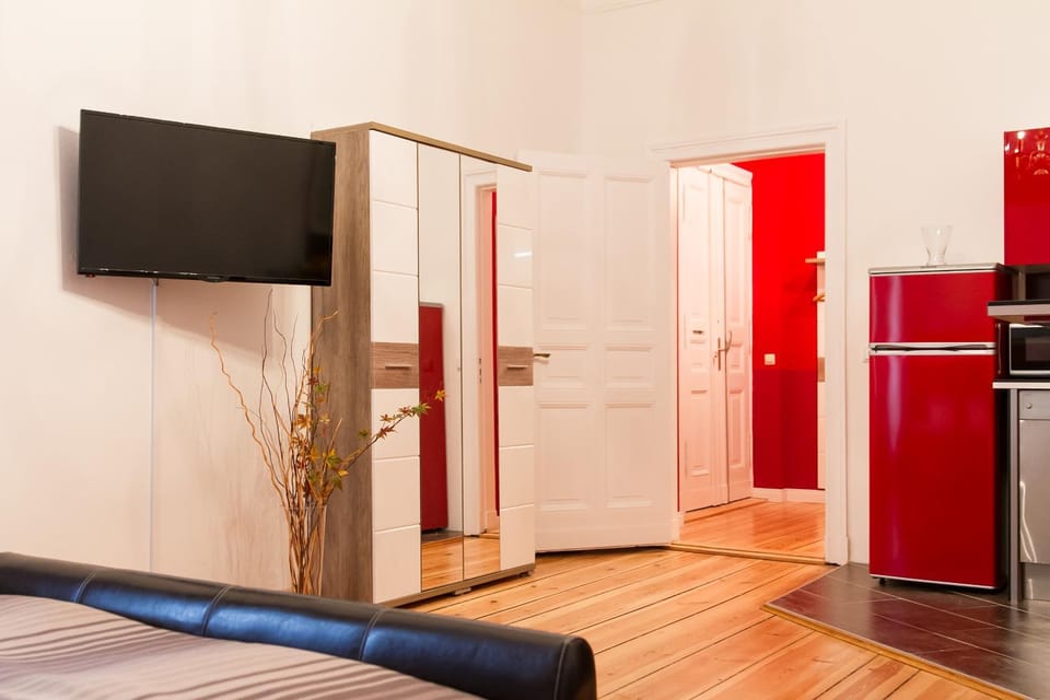 TV and multimedia, Kitchen or kitchenette, wardrobe