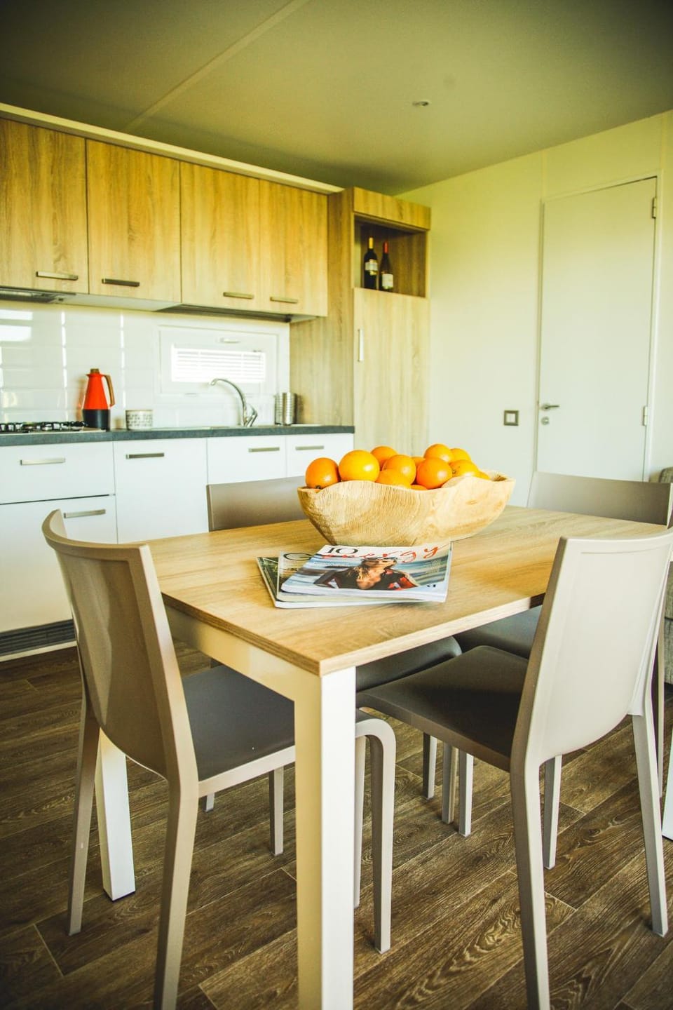 Kitchen or kitchenette, Dining area