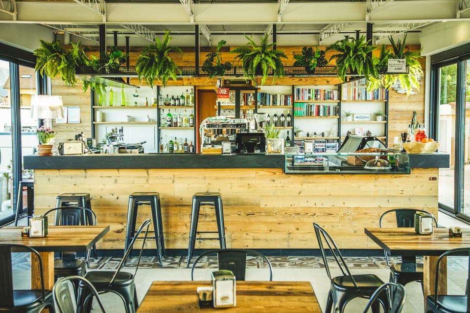 Restaurant/places to eat, Lounge or bar