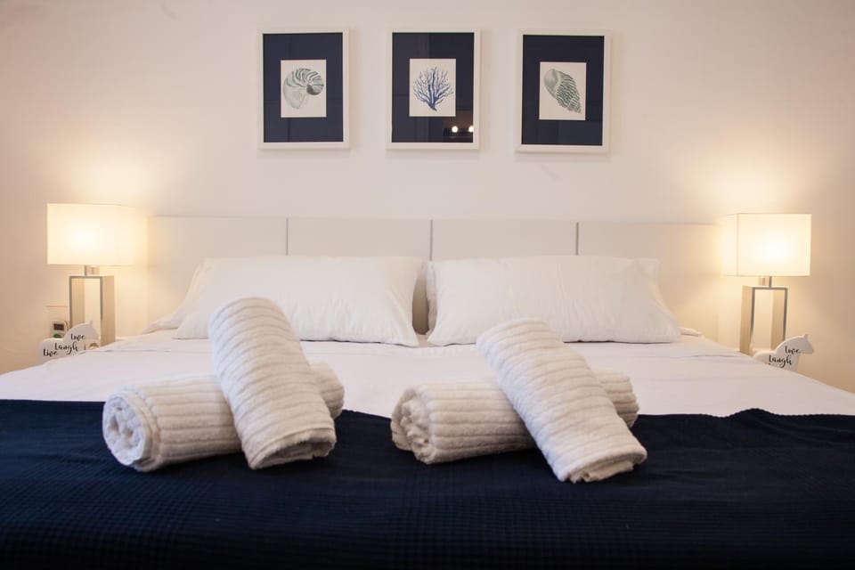 Bed, Photo of the whole room, Decorative detail, Bedroom, On site