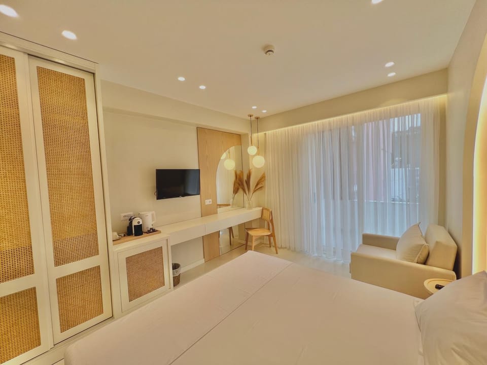 Bed, TV and multimedia, Bedroom, hair dresser