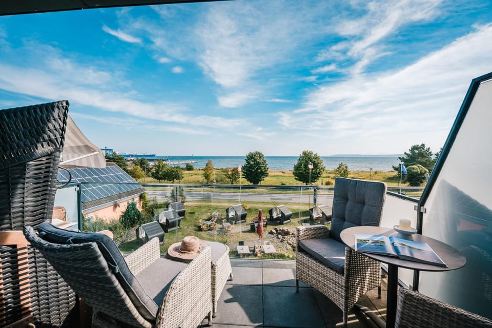 View (from property/room), Balcony/Terrace, Lake view, Sea view