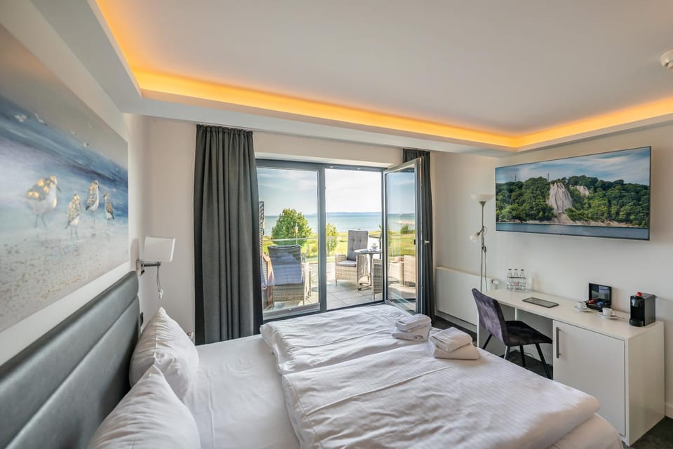 Bed, TV and multimedia, Coffee/tea facilities, Balcony/Terrace, Photo of the whole room, Lake view, Sea view