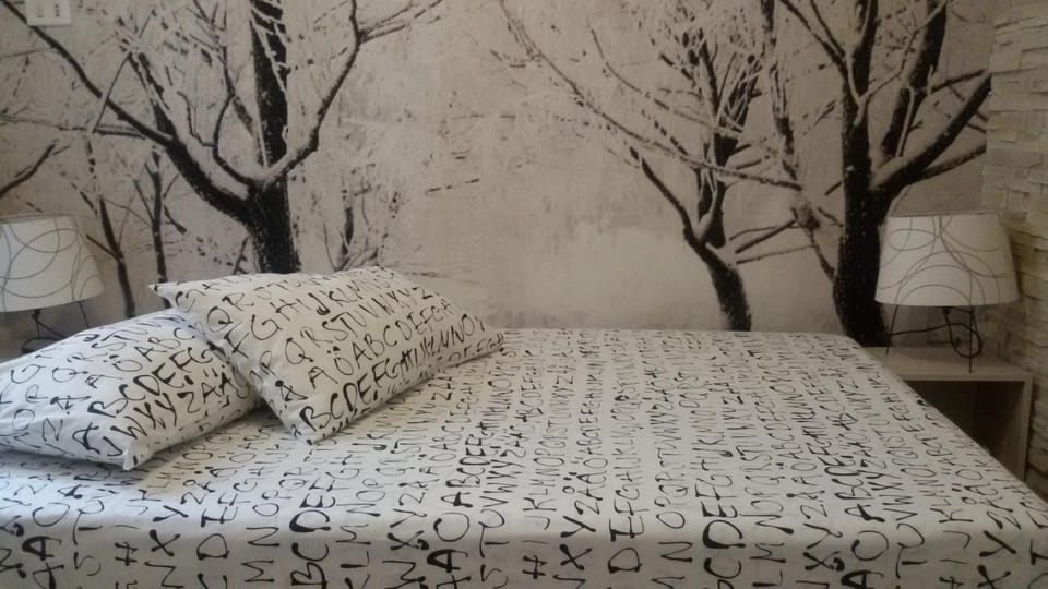 Bed, Living room