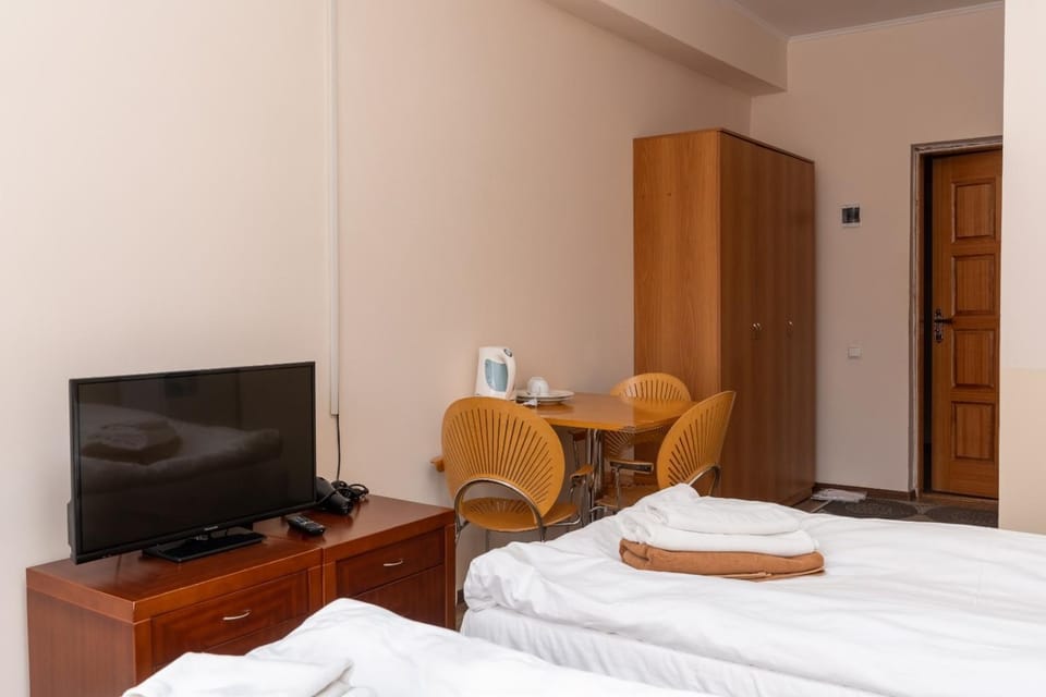 Bed, TV and multimedia, wardrobe